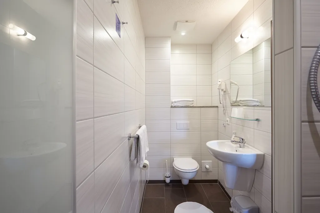 Bad mit Dusche, Waschbecken und WC