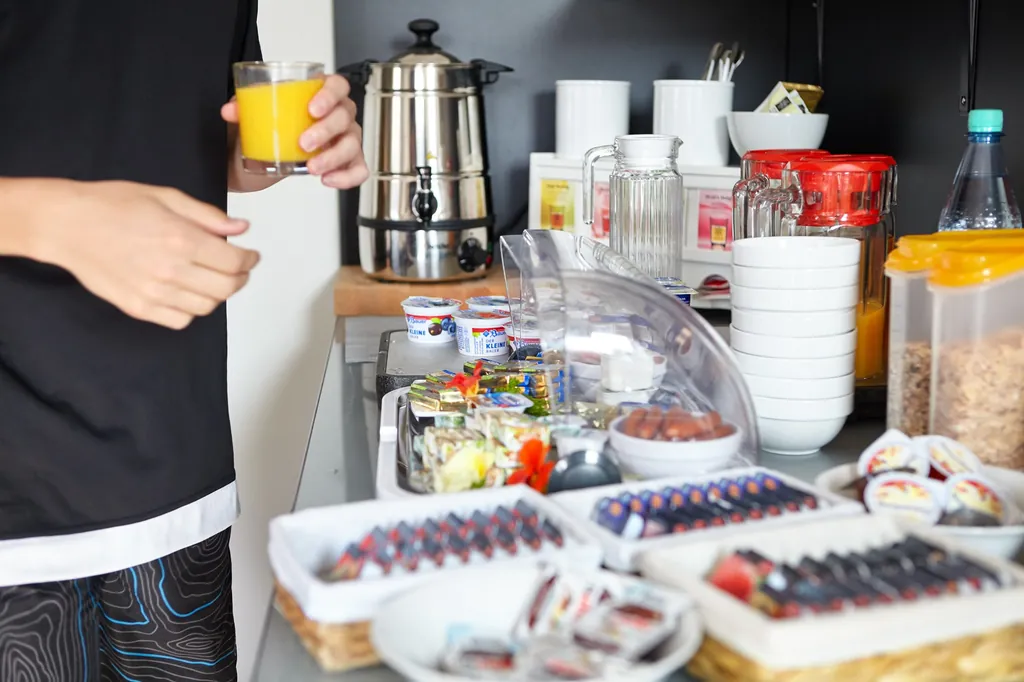Frühstücksbuffet mit Joghurt, Müsli, Obst und Heißgetränken