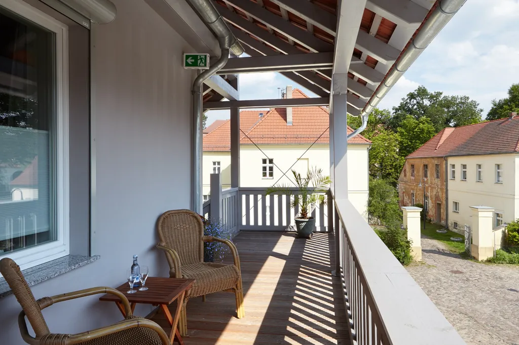 Laubengang mit Korbstühlen und Blick auf die Gasse