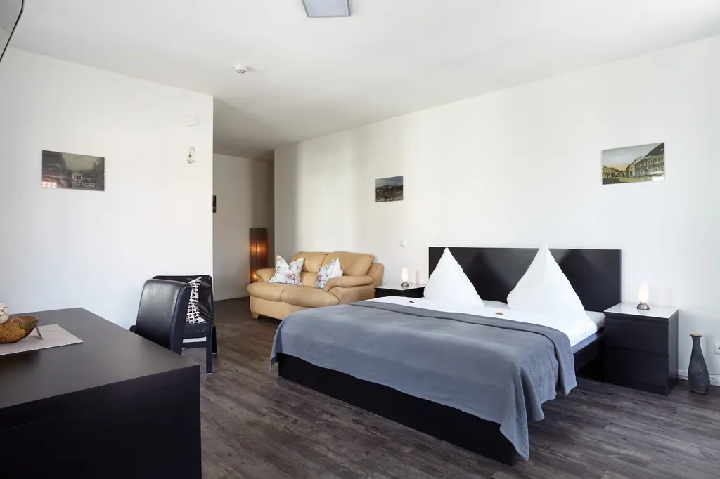Doppelzimmer mit Doppelbett, Sofa und Schreibtisch