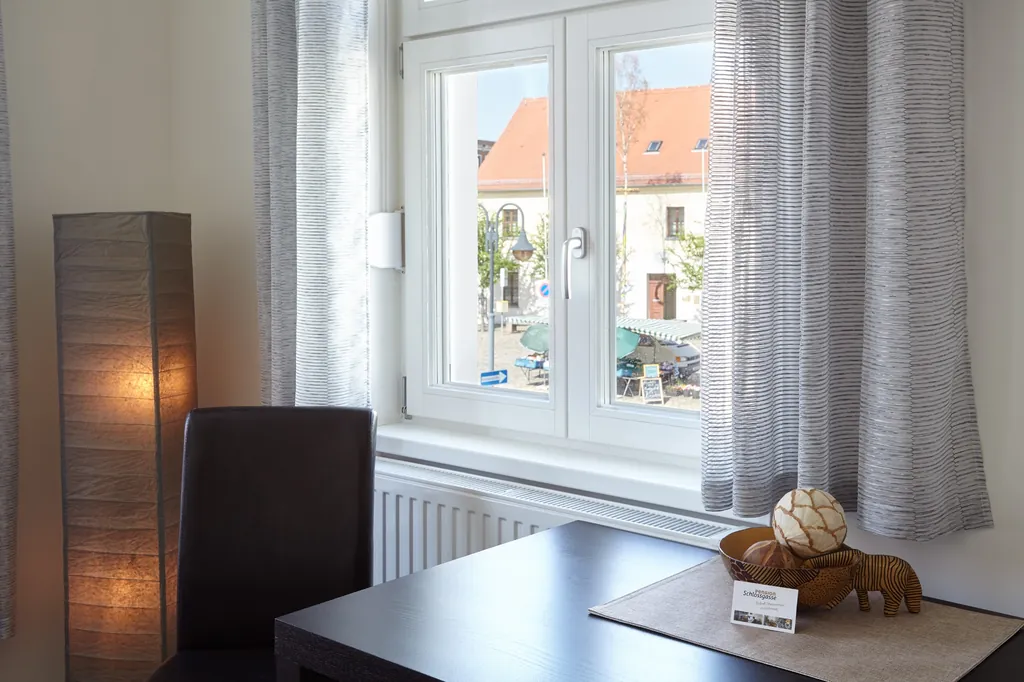 Zimmerfenster mit Blick auf den Marktplatz von Lieberose